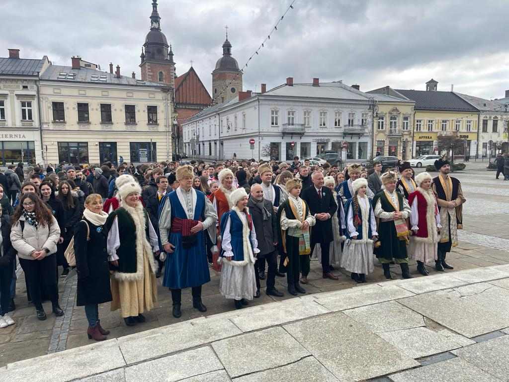 Zdjęcie Rynek - polonez 2024 (16)4f927ef0-5aff-4469-a53c-2fabb9ef397d.jpg w galerii Polonez na sądeckim rynku